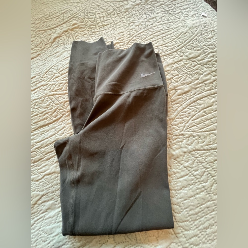 Nike Women’s Dry Fit Leggings.